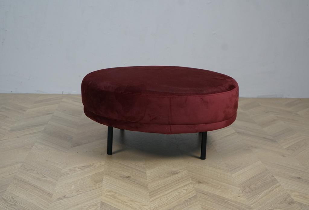 Rød velourpuf Ø70 H30 med sorte ben – set forfra